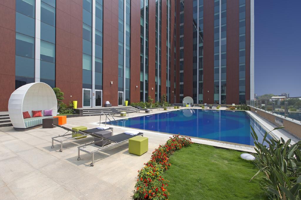 apartment swimmin pool